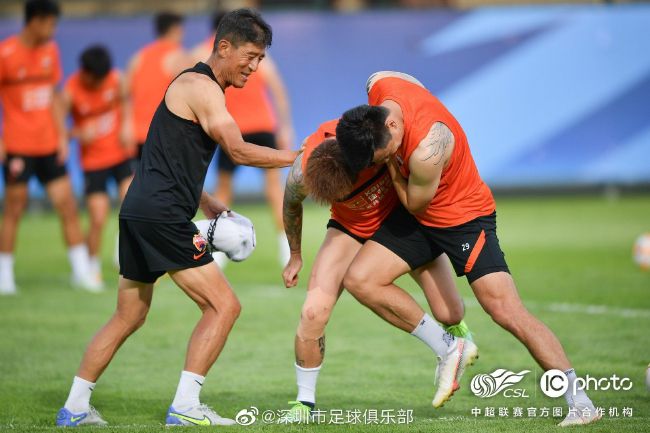 德国媒体sport1的消息，阿方索-戴维斯本人倾向于离开拜仁加盟皇马，除了体育竞技方面的因素还因为球员在拜仁薪水很低没有达到他的预期。